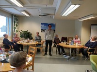 Sosiaaliohjaaja Joonas Kiviranta vieraili Verkon keskiviikkokahvilassa Hervannan yhteisökeskus L8:ssa.