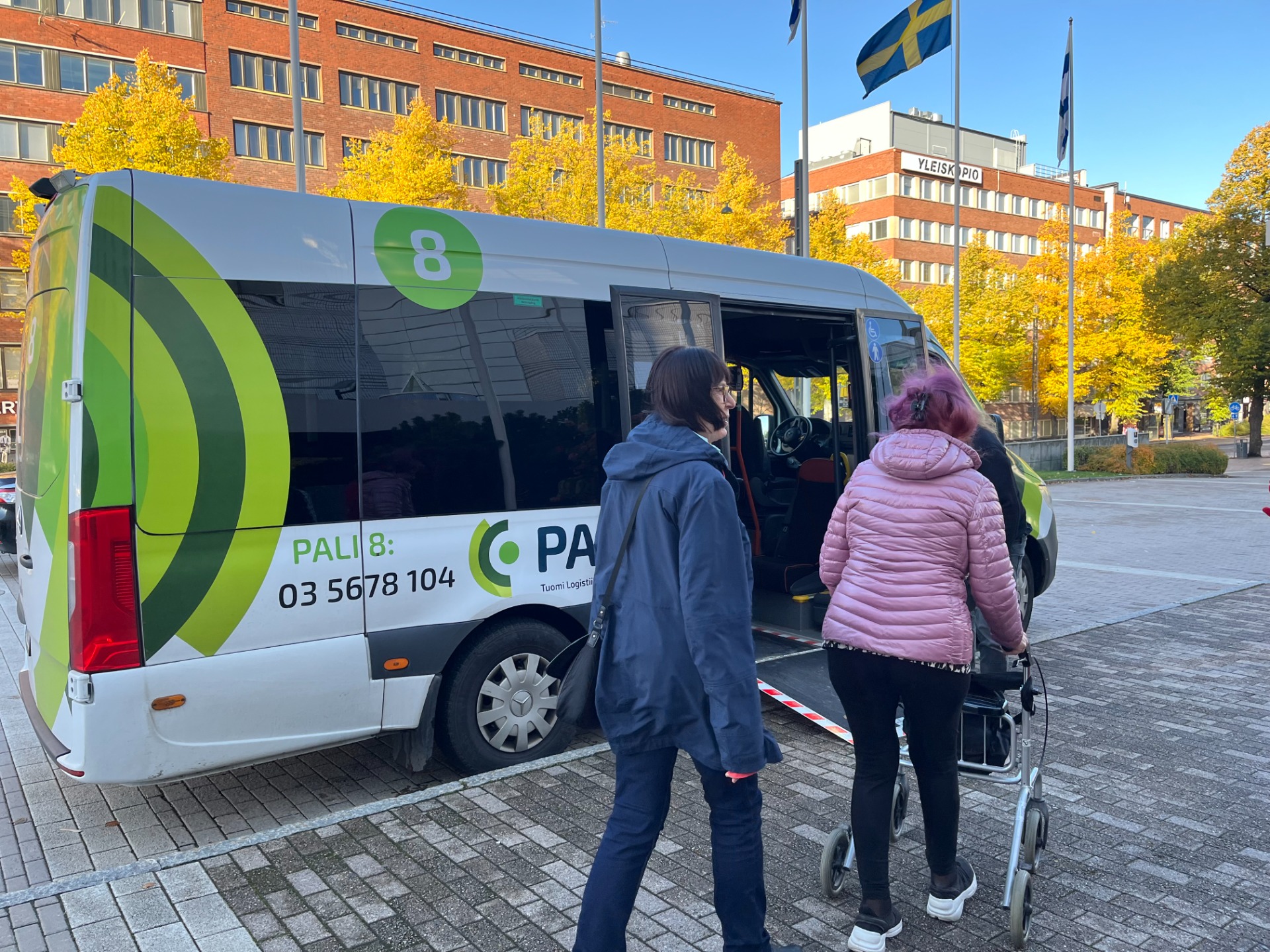 Tampereen kaupungin koordinoiman Toimintakykyä ja osallisuutta ikäihmisille etsivällä kulttuurisella vanhustyöllä -hankkeen tiimoilta Verkossa kokeiltiin ikäihmisten viemistä kulttuurin pariin Tampere-talolle ja Vapriikkiin palvelubussilla.